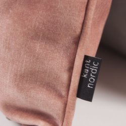 Kantnordic Luca Blossom - ferskenfarvet velourpude